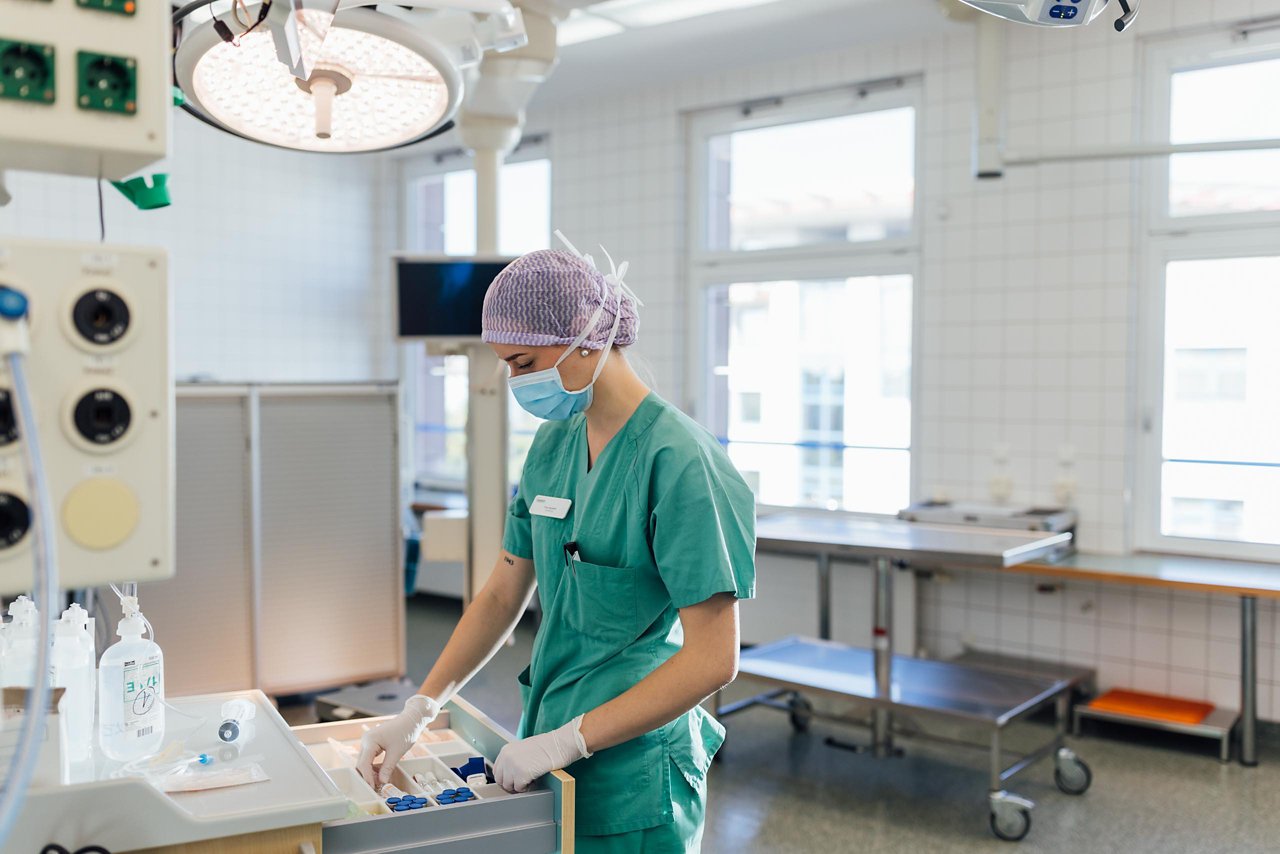 Lydia sucht im Modulschrank nach der passenden Arznei für die Infusion