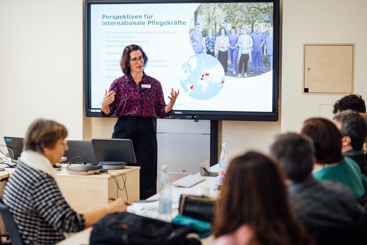 Andrea Rösler hält einen Vortrag über die Perspektiven für internationale Pflegekräfte