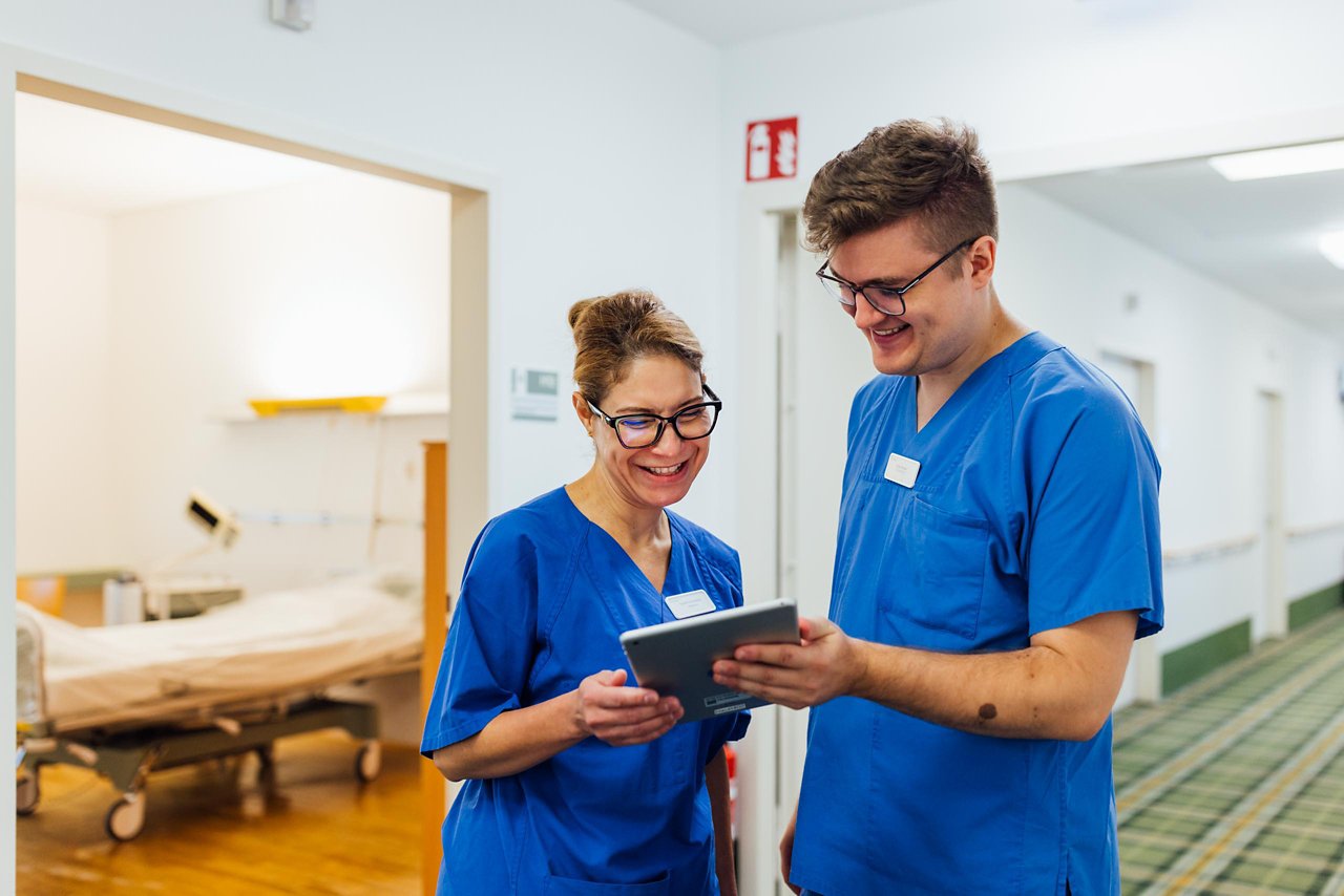 Daniel und Dayami arbeiten zusammen