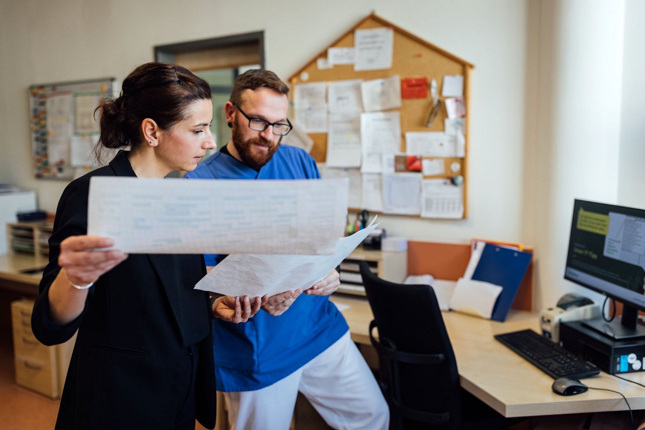 Julia Baß und Markus besprechen gemeinsam den Dienstplan.