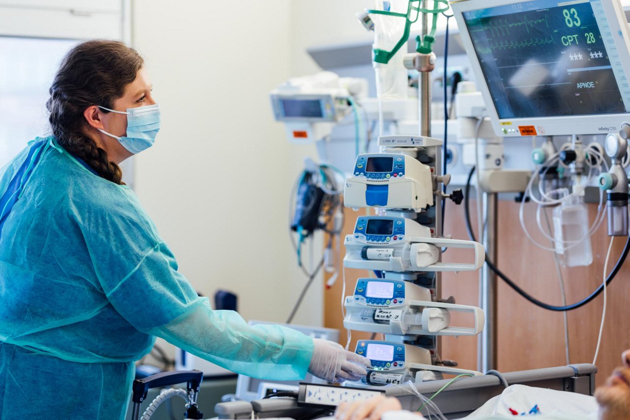 Nicole Krempien überprüft die Geräte eines Patienten der IC-B Station.