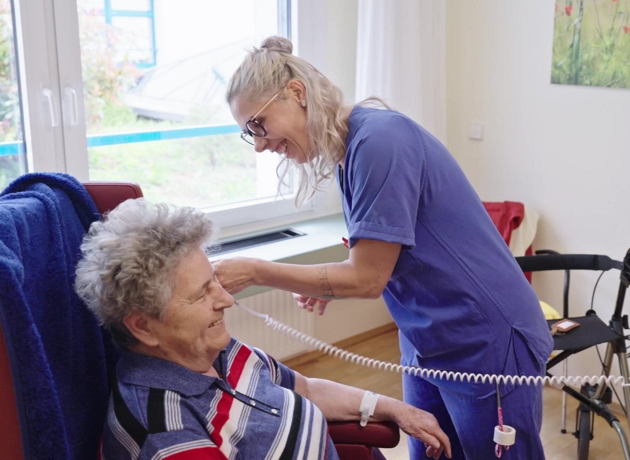 Untersuchung in Geriatrie Pflegerin mit Oma