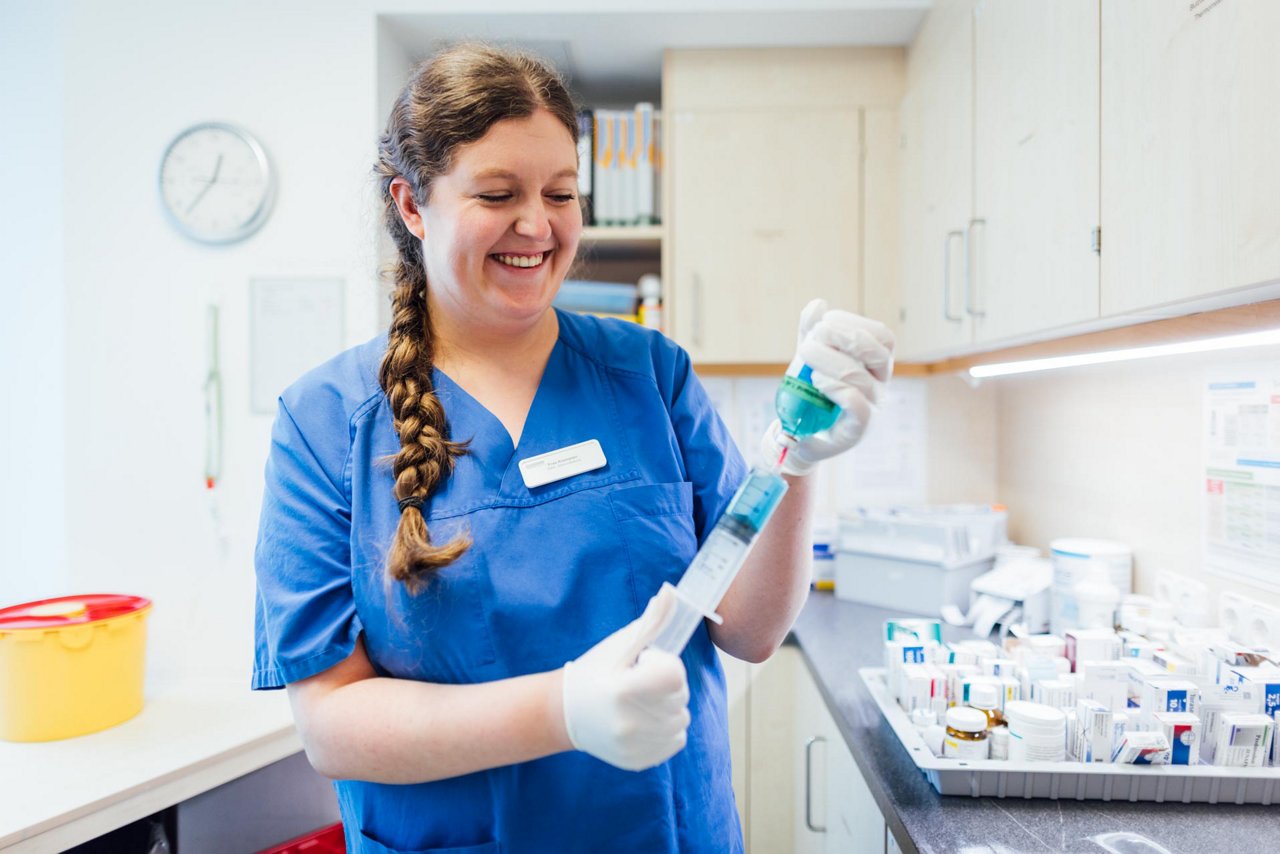 Nicole Krempien bereitet eine Spritze vor.