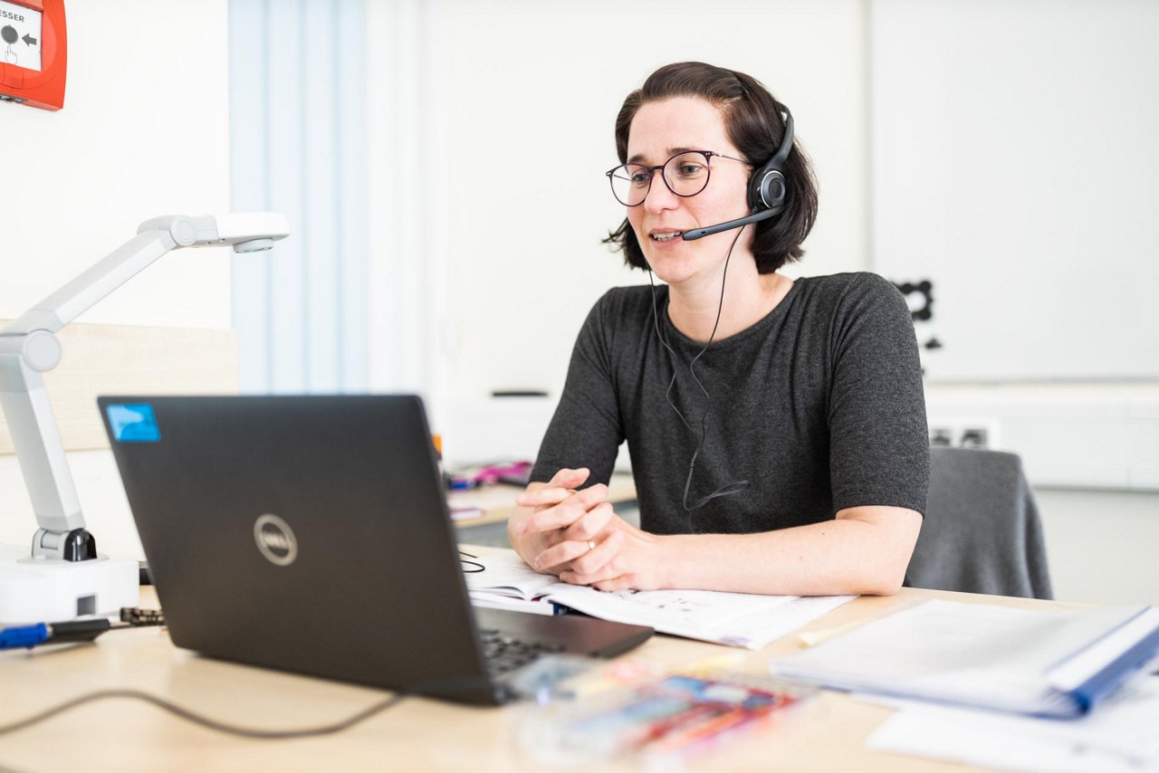 Andrea Rösler am PC