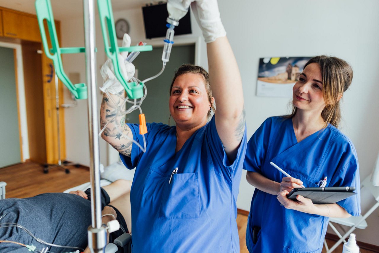 Melanie verabreicht hier eine Infusion