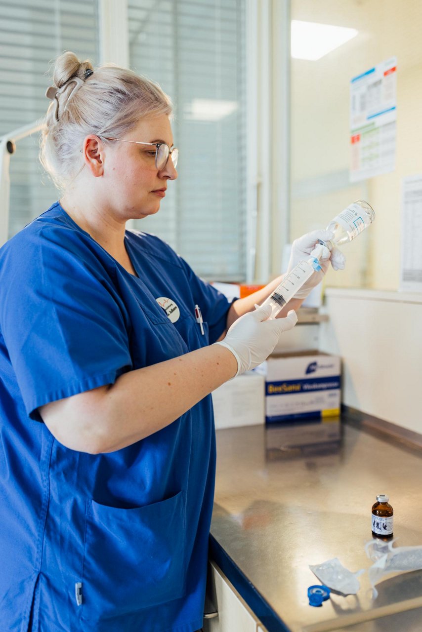 Juliane Burck-Kammer bereitet eine Infusion vor