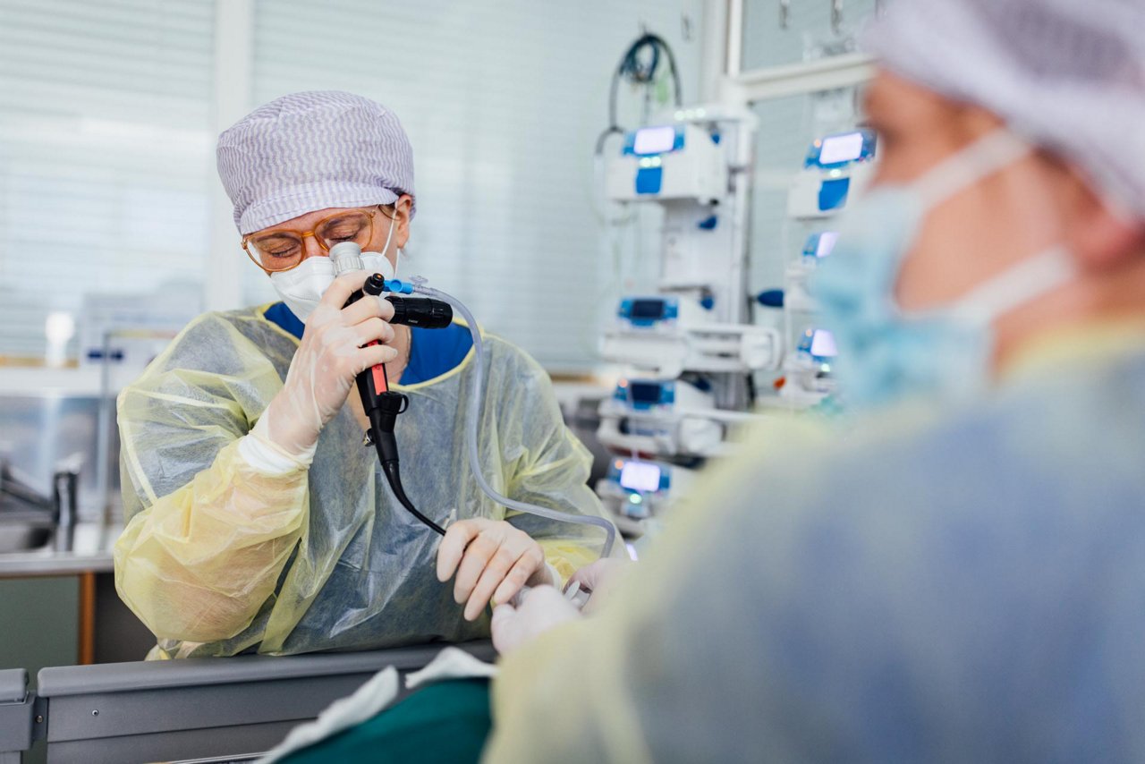 Behandlung eines Intensivpatienten mit Schutzkleidung