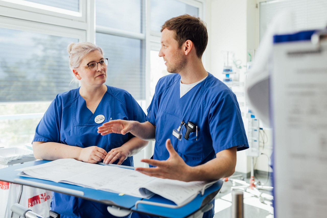 Frau Burck-Kammer im Austausch mit einem Arzt