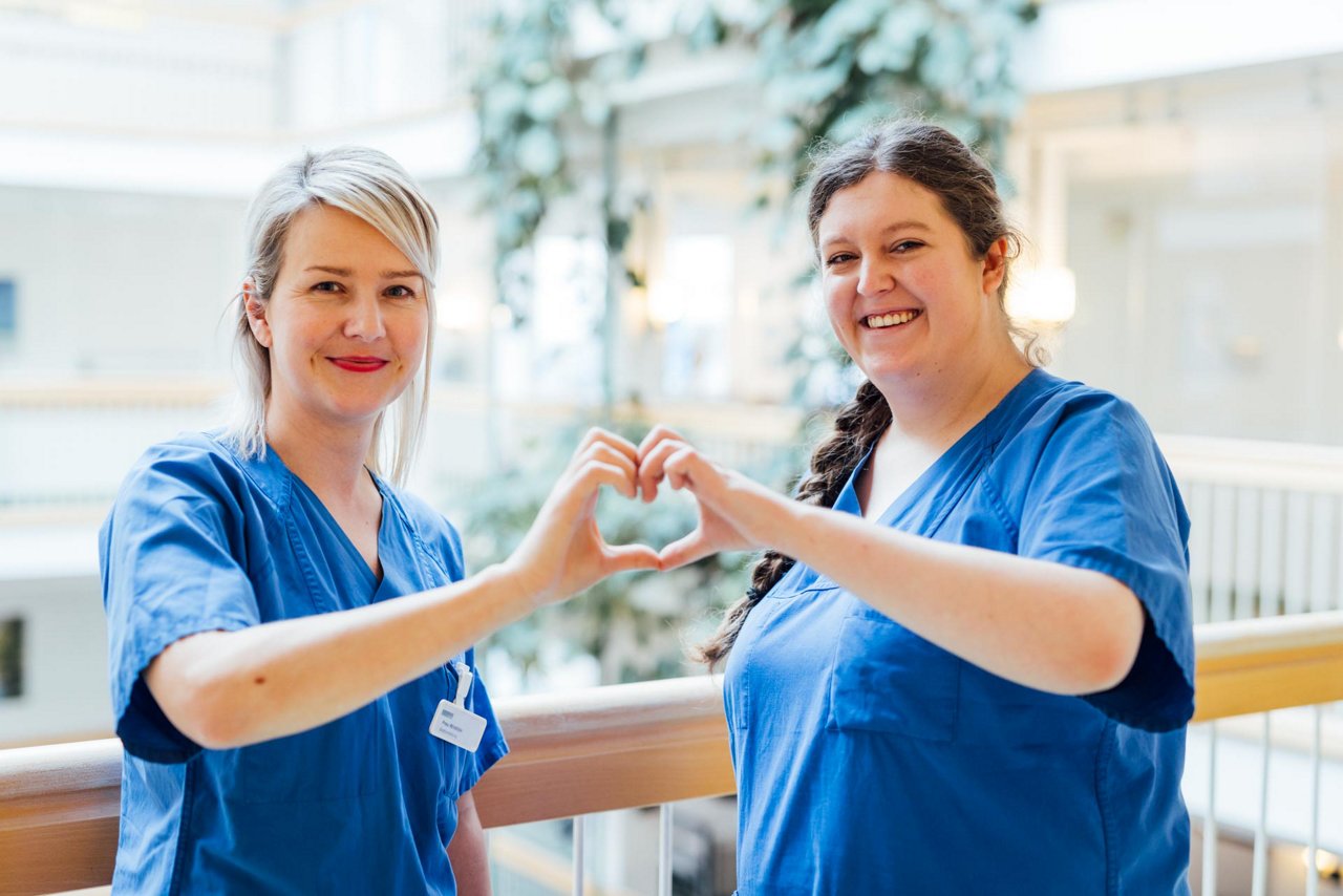 Nicole Krempien und Jennifer Winkfein zeigen ein Herz