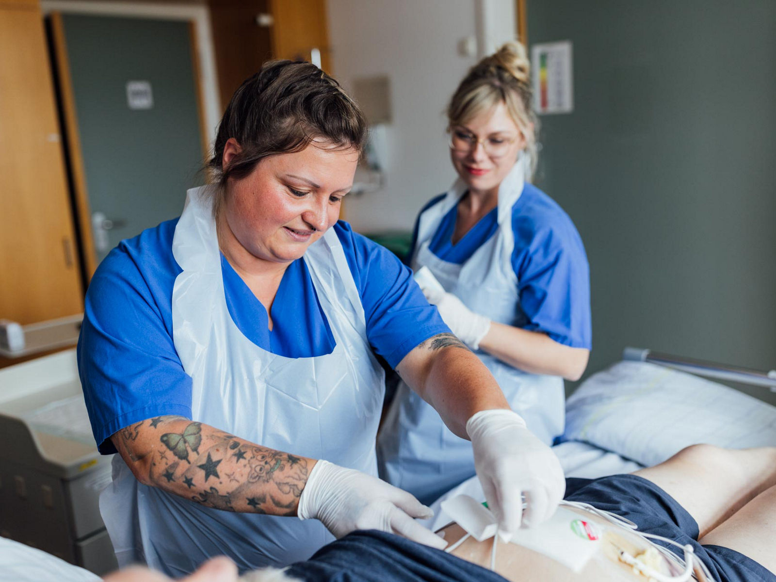 Melanie Kinle während der Patientenpflege