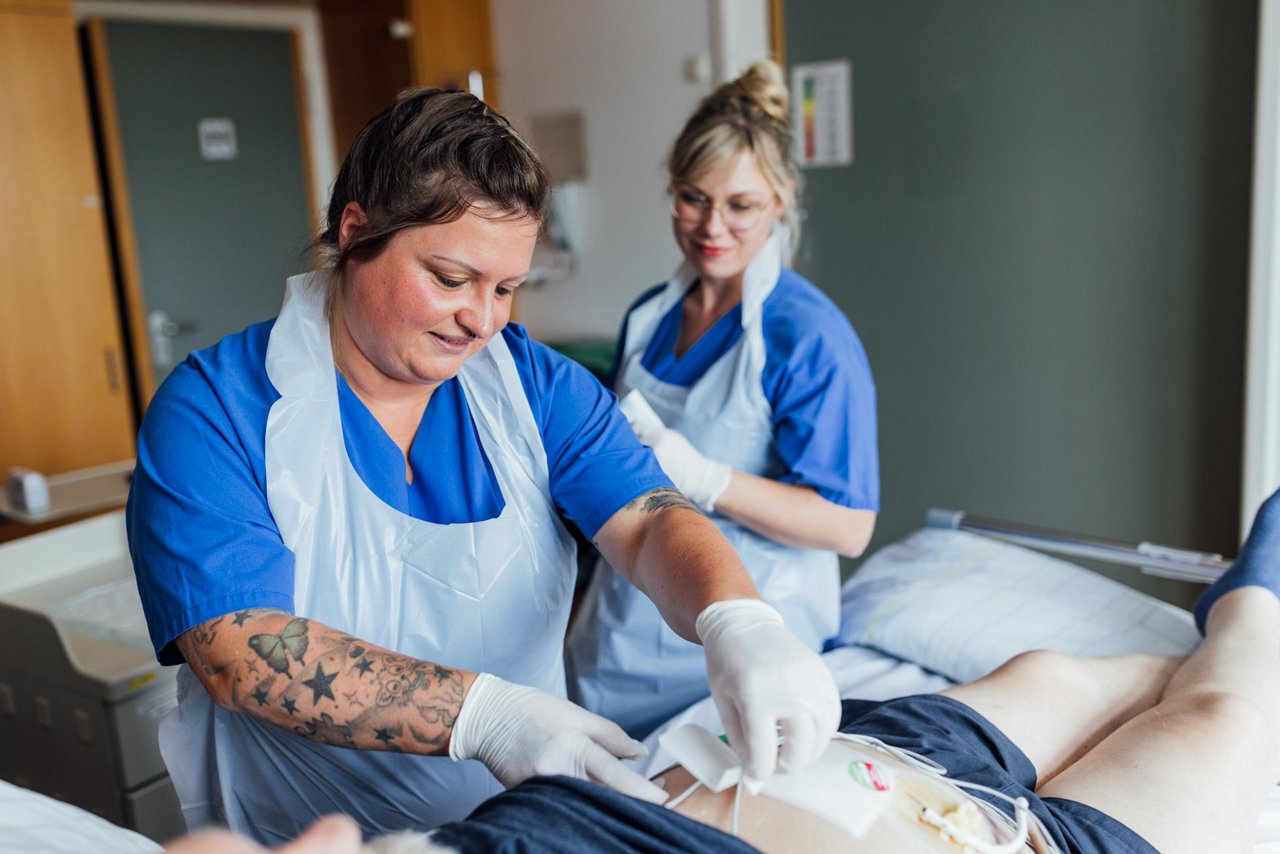 Melanie Kinle während der Patientenpflege