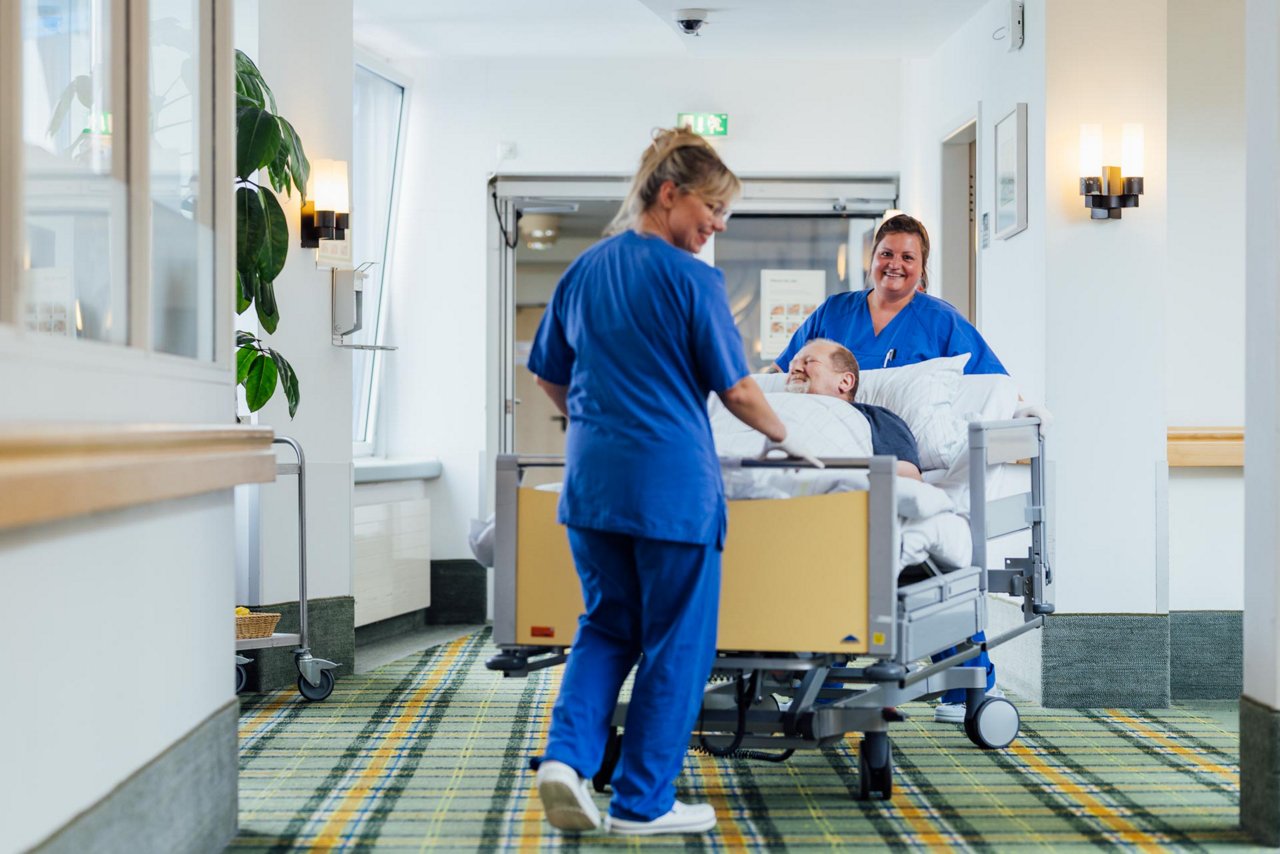 Transport einer Patientin im Bett