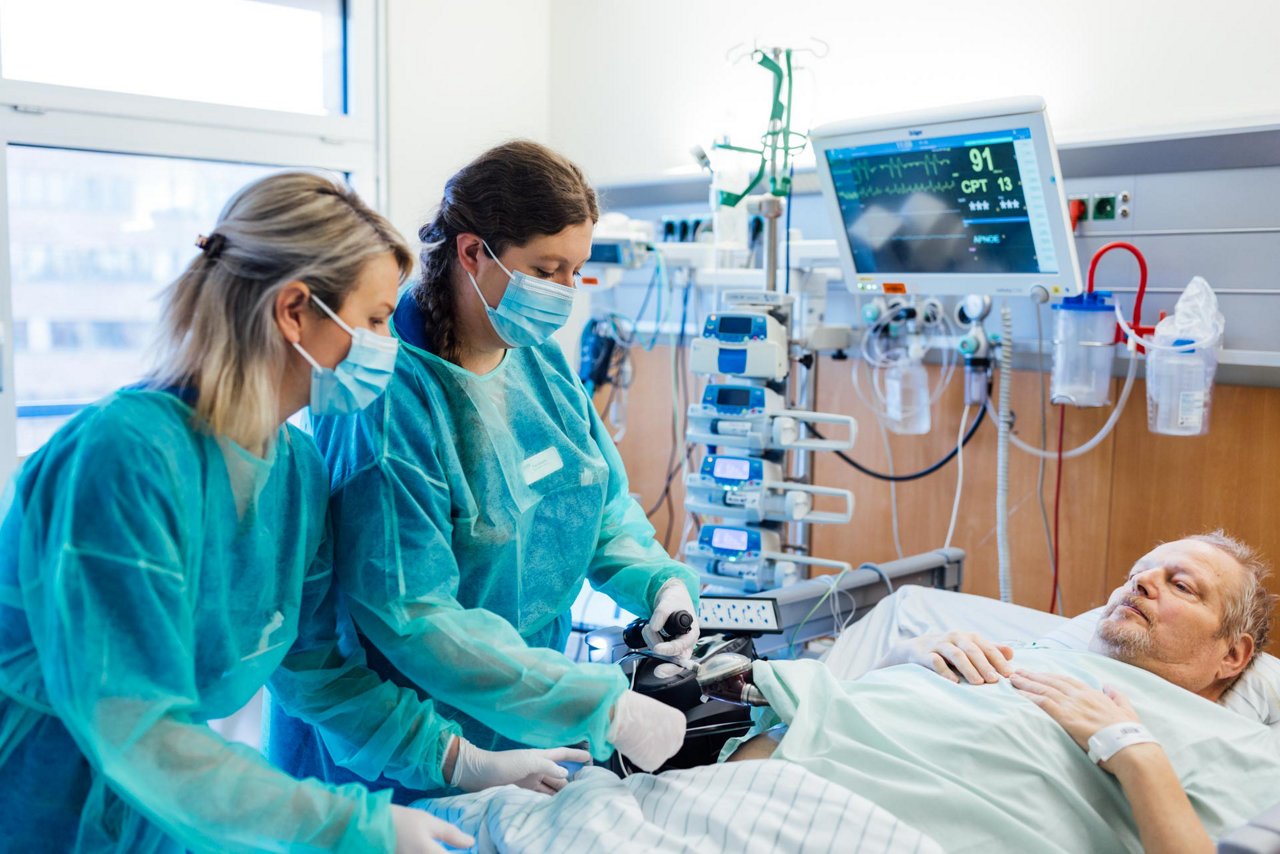 Nicole Krempien und Jennifer Winkfein pflegen gemeinsam einen Patienten der IC-B