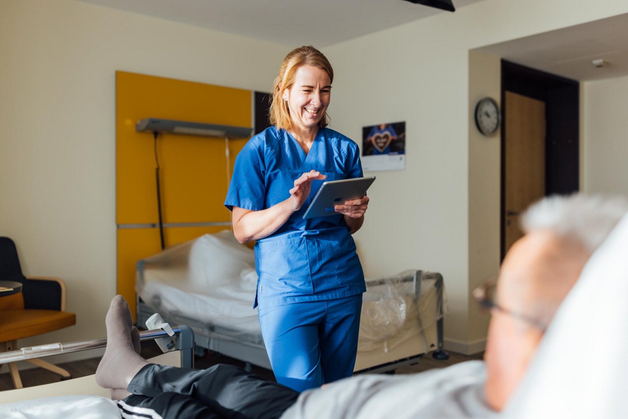 Krankenpflegerin nimmt Patientendaten auf, Wahlleistungsstation Herzzentrum