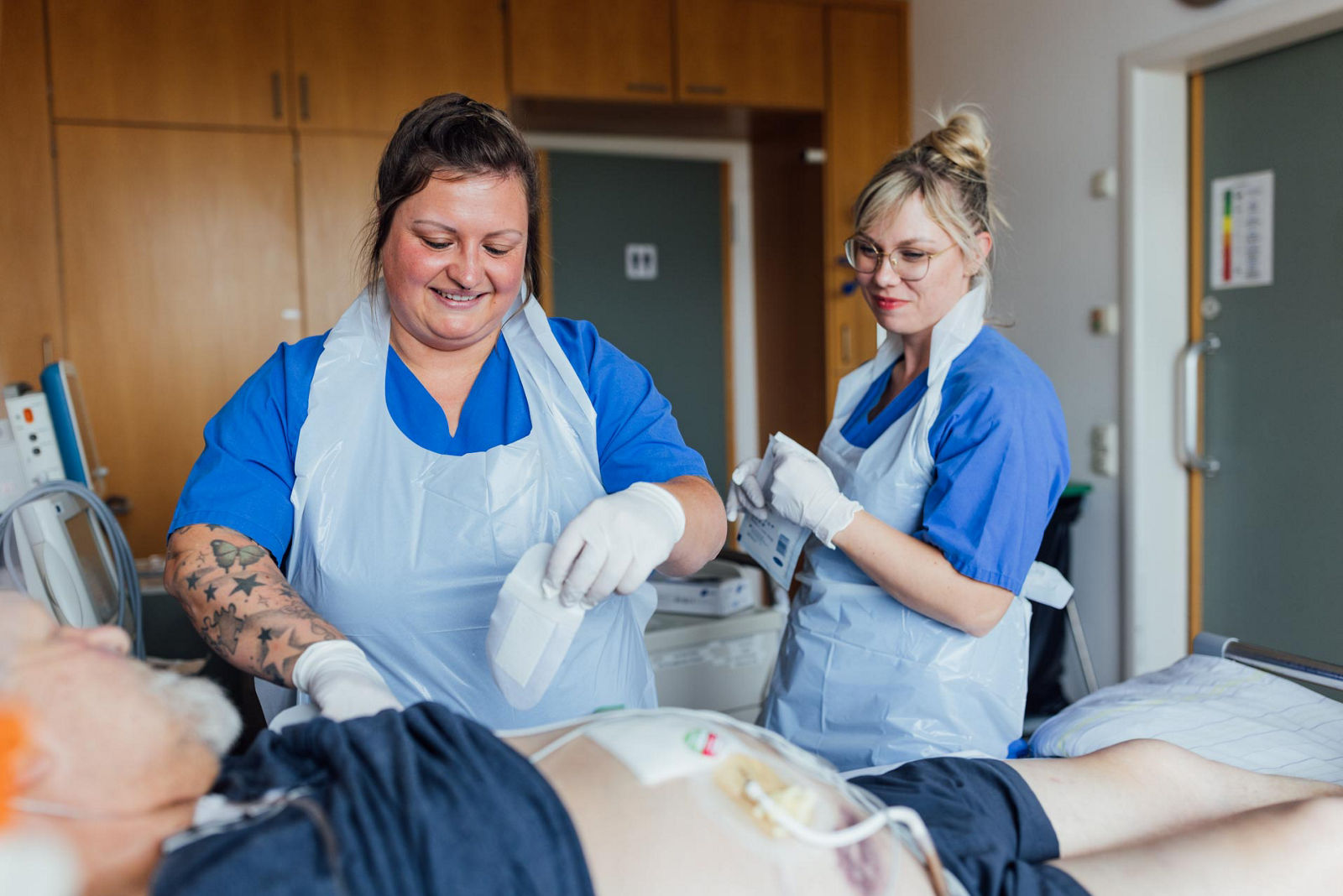 Hier versorgen die beiden Pflegekräfte die Wunde eines Patienten