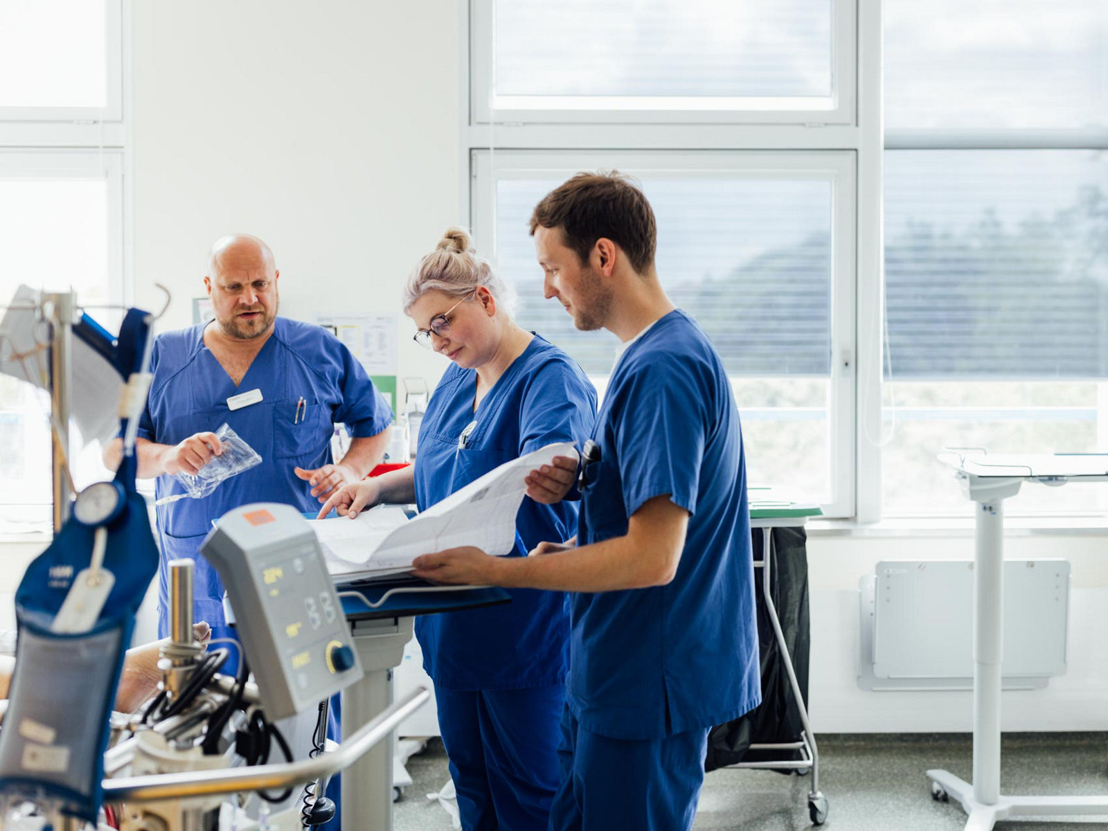 Gemeinsame Teamarbeit im Patientenzimmer