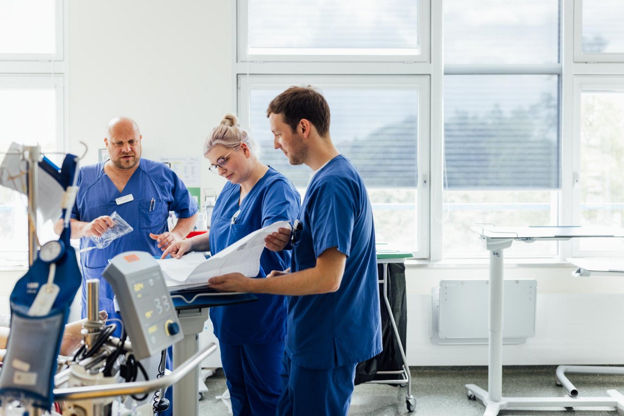 Gemeinsame Teamarbeit im Patientenzimmer