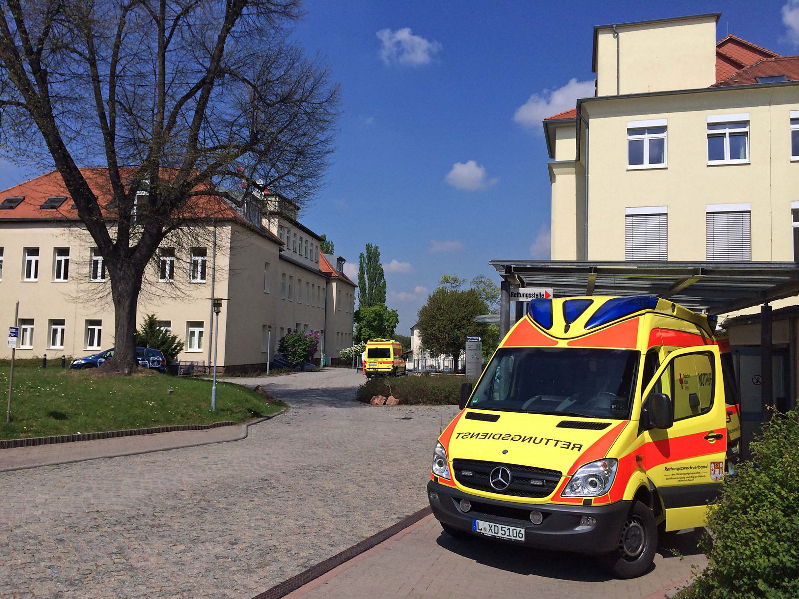 Außenaufnahme Helios Klinik Leisnig im Frühling