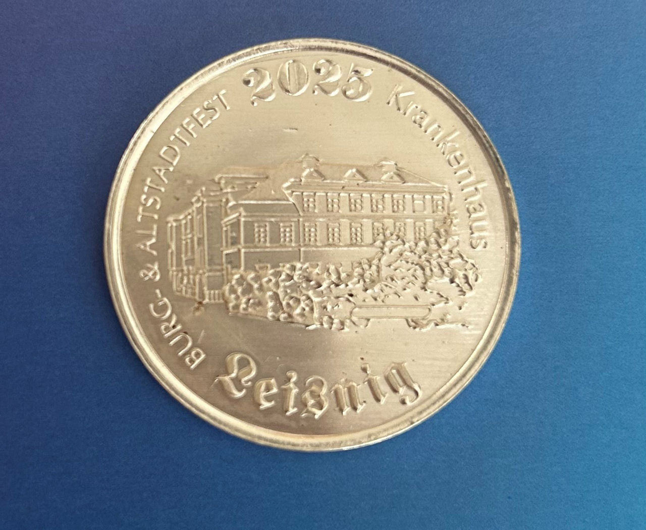 Festmünze des Leisniger Burg- und Altstadtfestes 2025 ehrt Helios Klinik Leisnig 