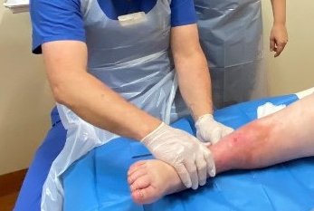 Frau Lempe überreicht ihrem behandelnden Arzt Dr. Lübke zum Dank einen Blumenstrauß.