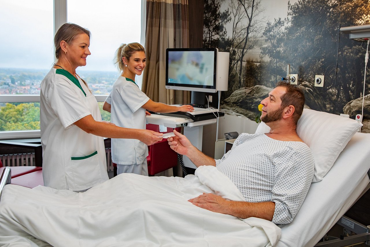 Pflegepersonal versorgt Patient