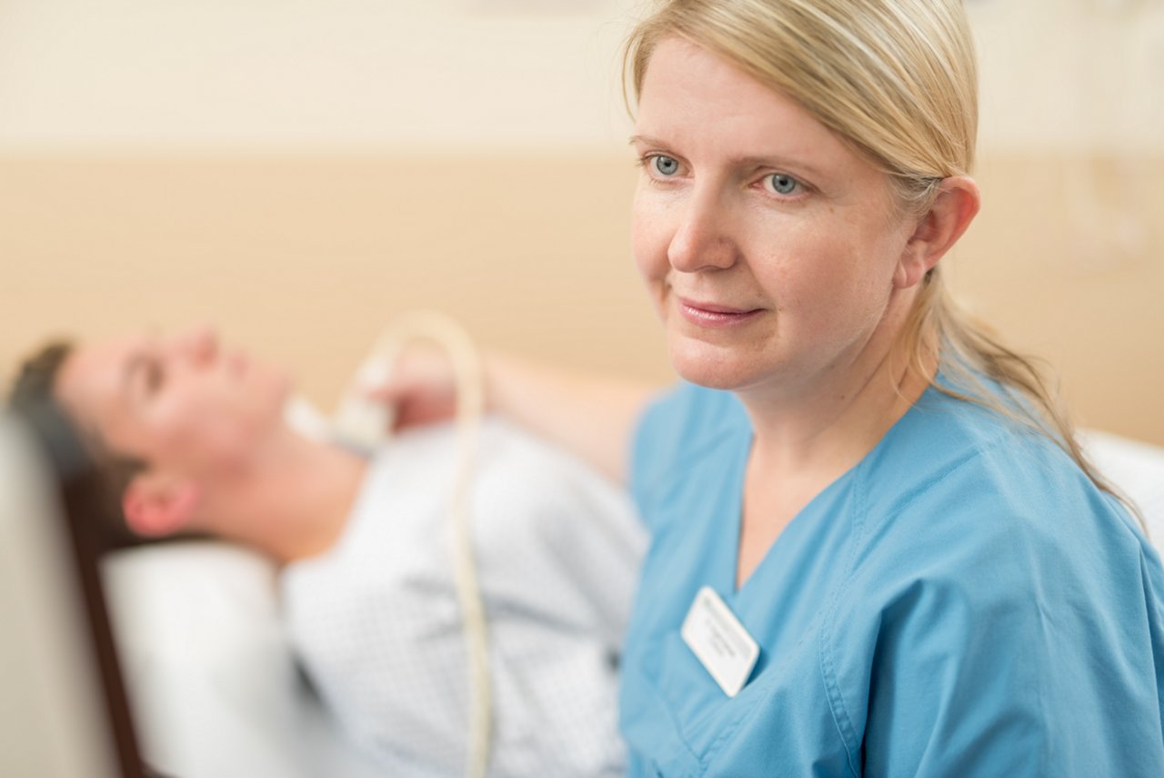Ärztin untersucht Patienten