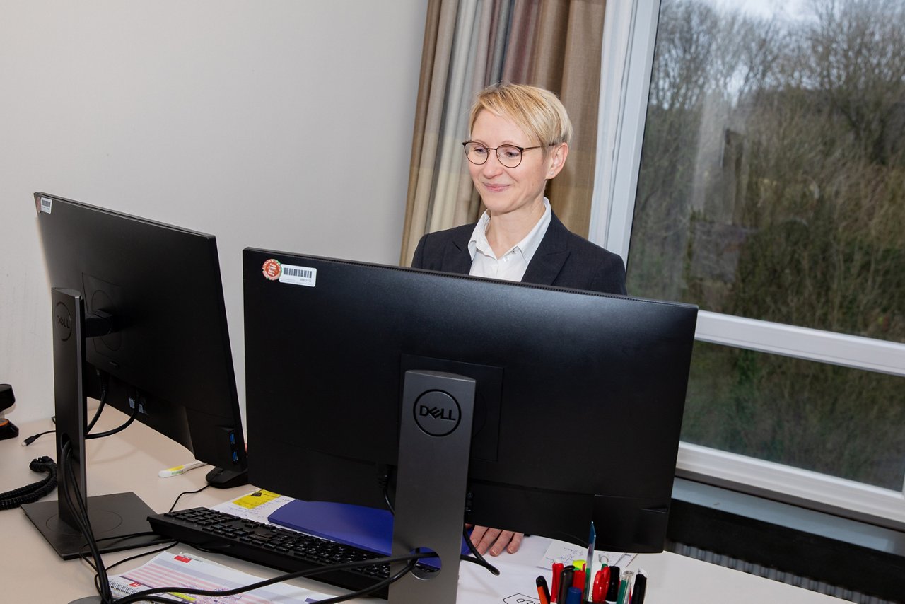 Wahlleistungsmanagerin arbeitet im Büro