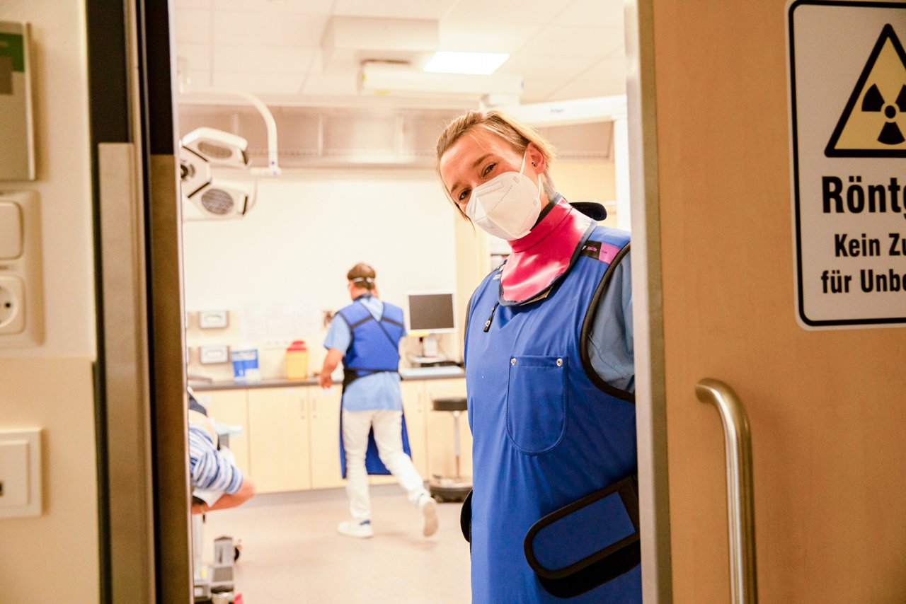Pflegerin beim Röntgen