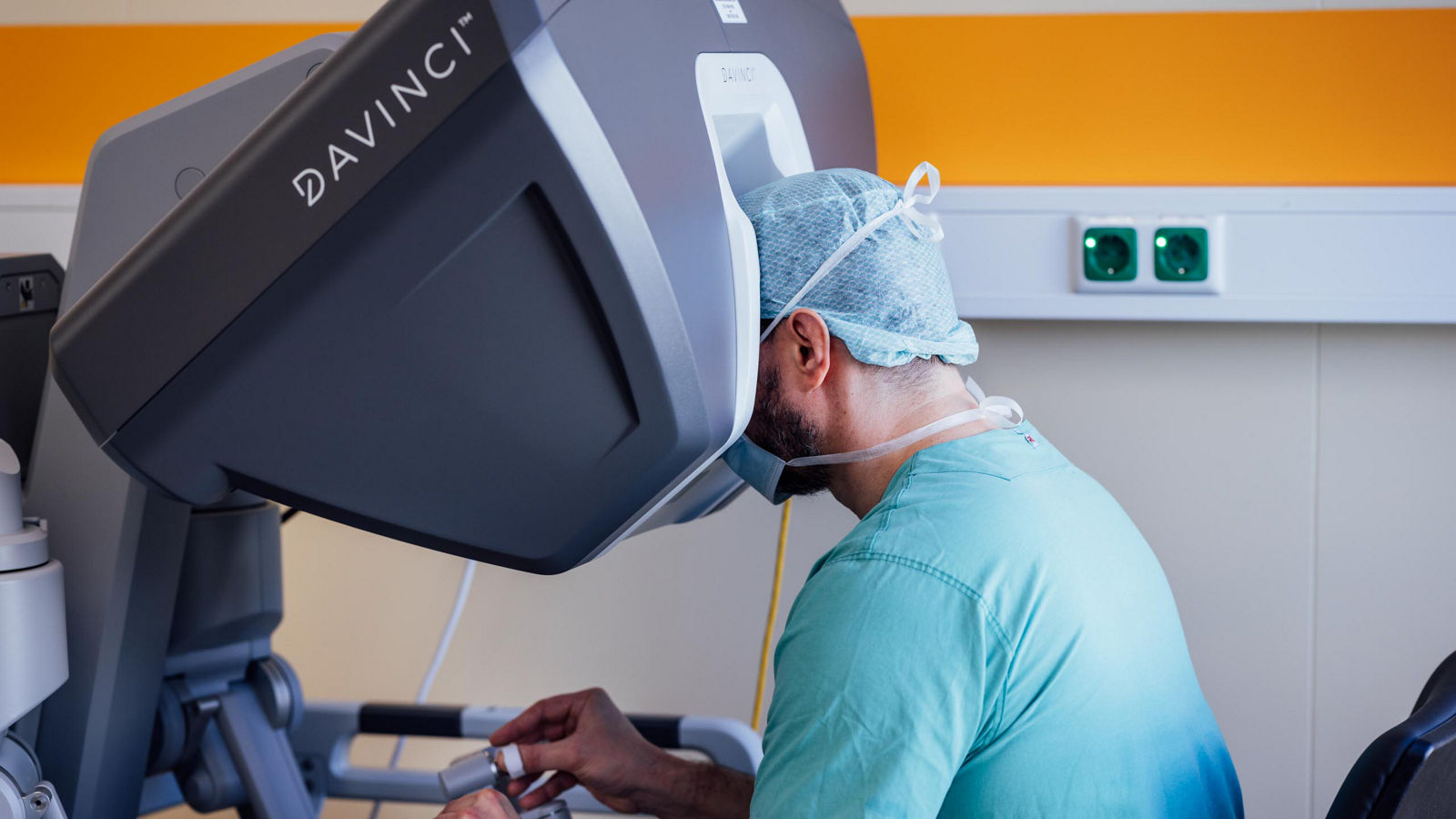Priv.-Doz. Dr. med. Philipp Kiefer an der Bedienungskonsole des Da Vincis