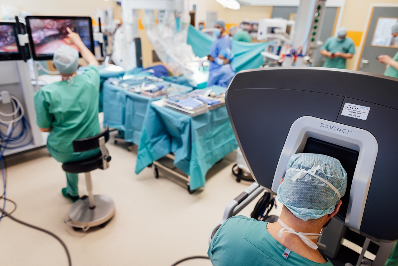 Präzision in der Chirurgie und schonende Behandlung: Helios Standort Leipzig setzt auf roboterassistierte Operationstechnologie