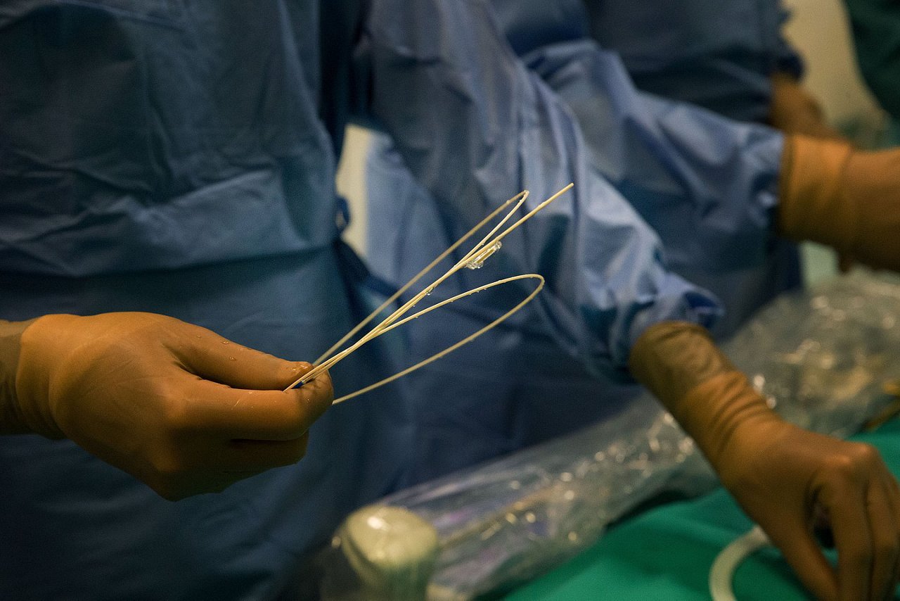 Das Implantat ist nur wenige Millimeter groß und wird von der Leiste aus über eine Vene bis an das Herz geschoben und dort dauerhaft abgelegt.