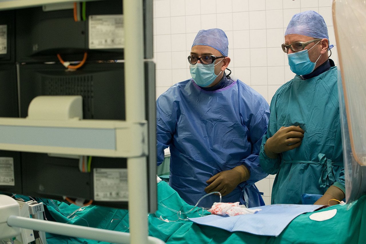 Während des Eingriffs sind die Patient:innen bei Bewusstsein. Prof. Holger Thiele (rechts) und Priv.-Doz. Dr. Marcus Sandri setzen das Implantat ein. 
