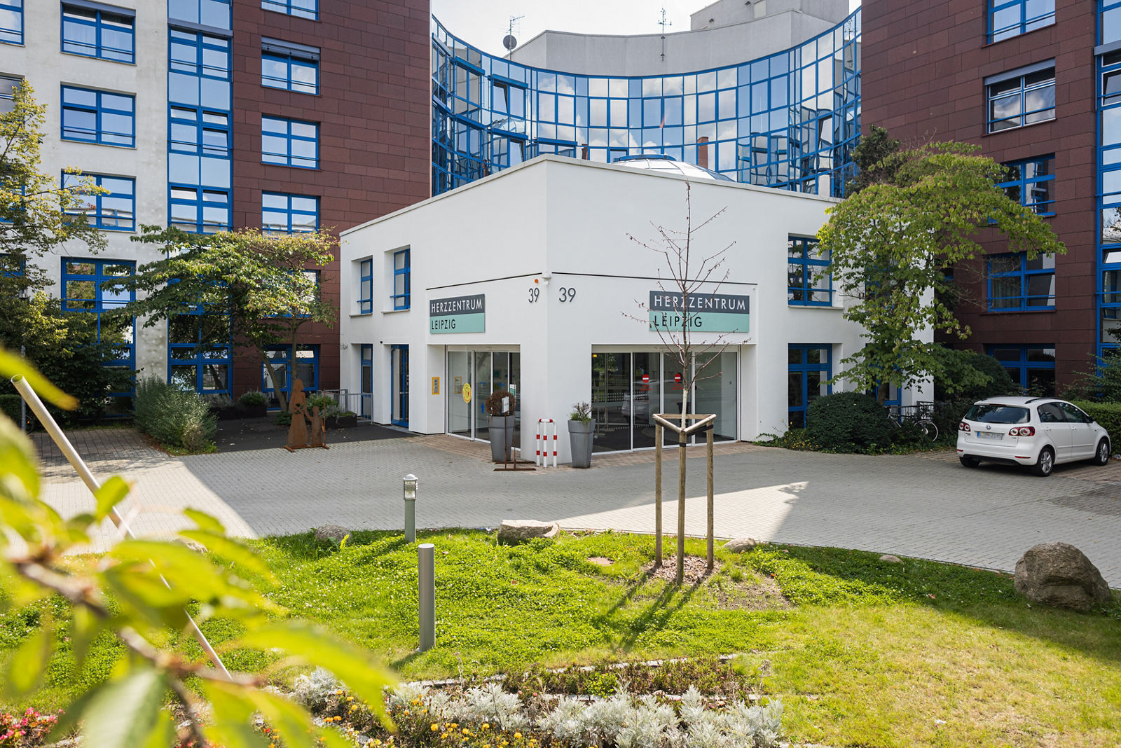 Das Helios Herzzentrum Leipzig in der Frontansicht. Das Herzzentrum feiert 30 Jahre Jubiläum.