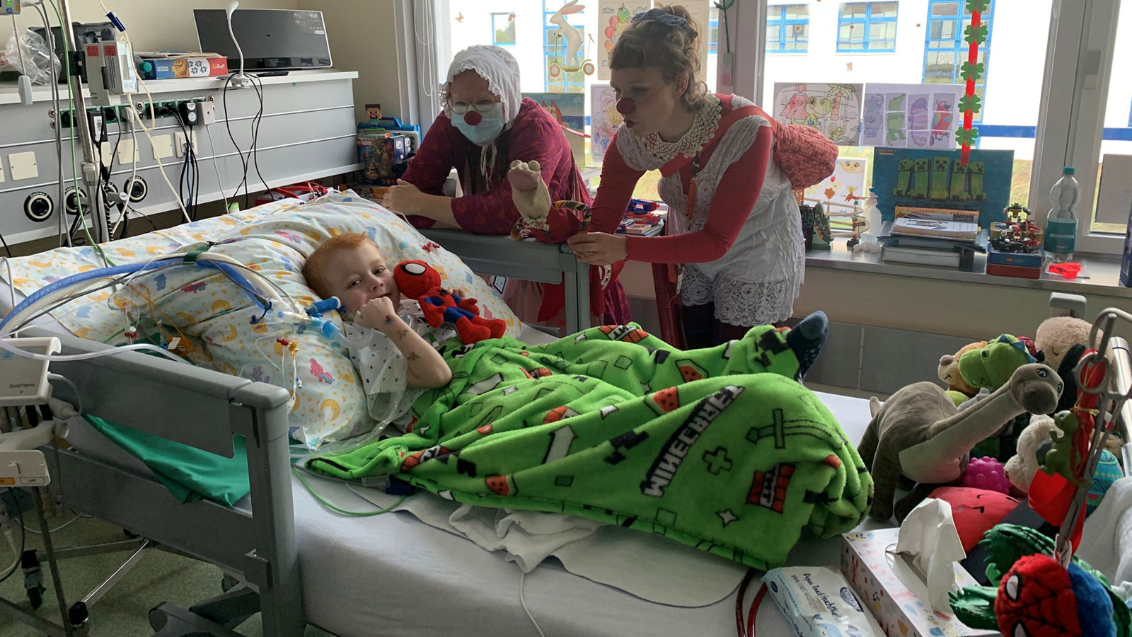 Abwechslung für Ole mit den Klinikclowns