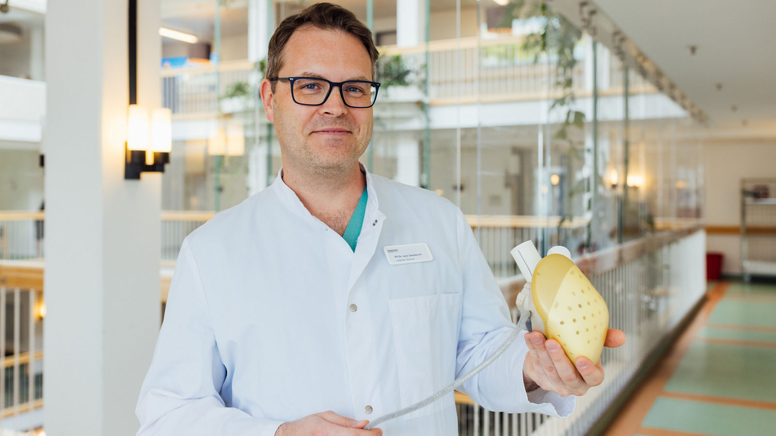 Priv.-Doz. Dr. med. Alexey Dashkevich mit Kunstherz