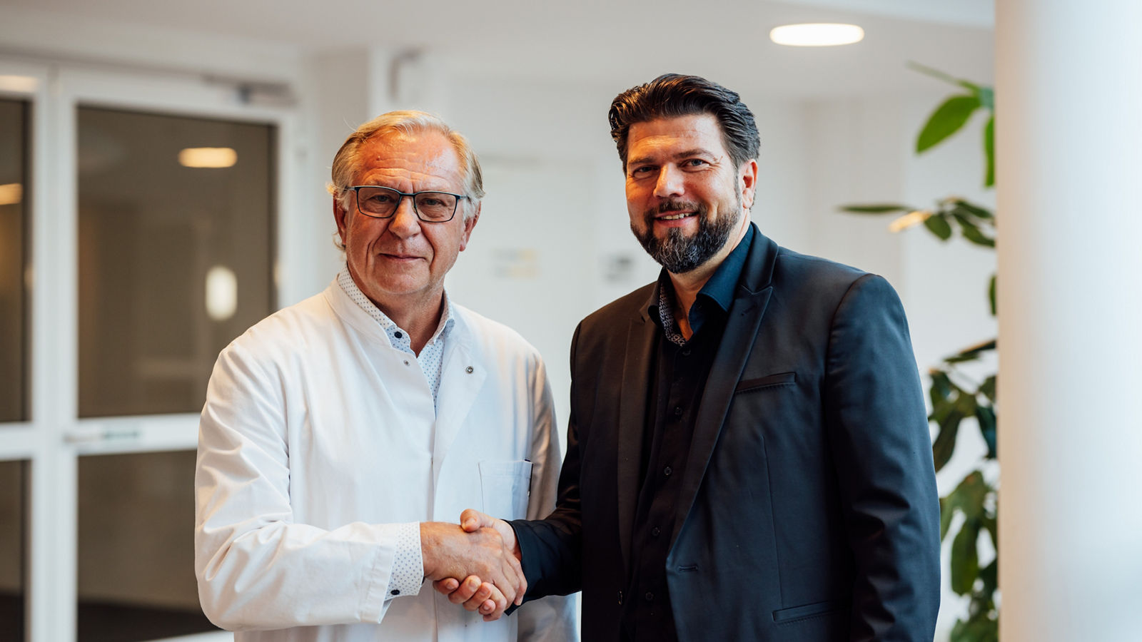 Prof. MUDR. Martin Kostelka mit Klinikgeschäftsführer Matthias Hirsekorn