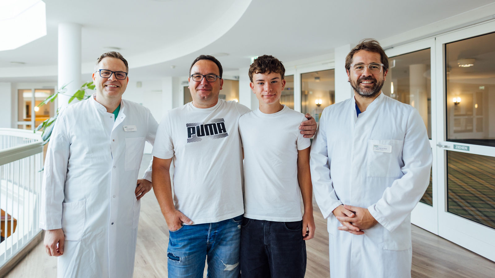 Chirurgenteam vom Herzzentrum Leipzig mit Tino und Linus Windisch