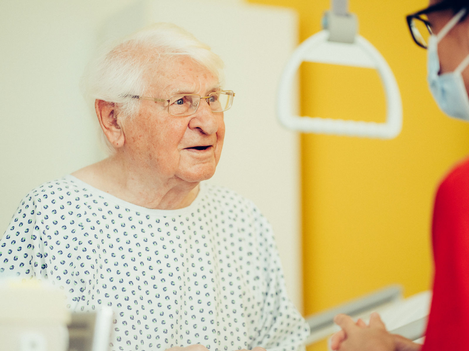 Patient mit einer Logopädin im Gespräch