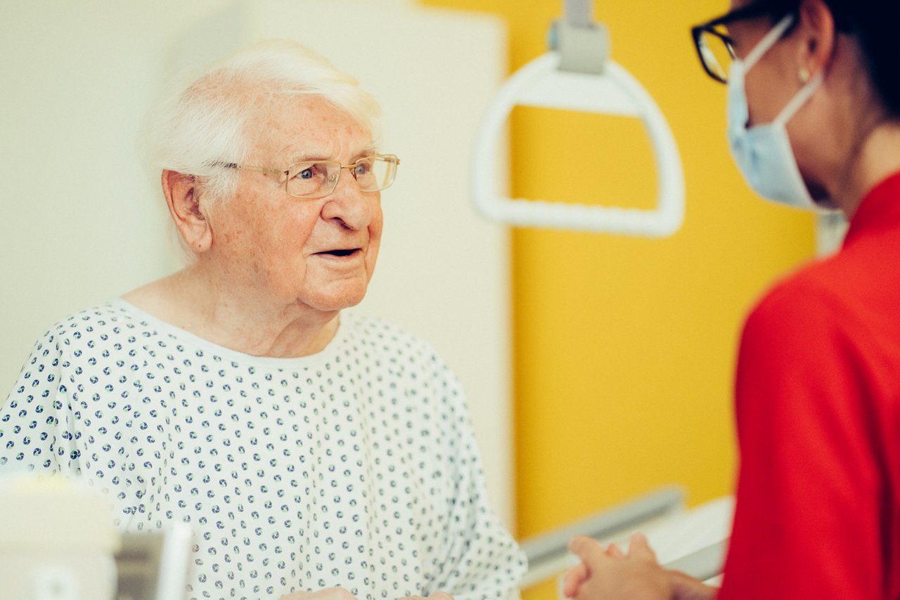 Patient mit einer Logopädin im Gespräch