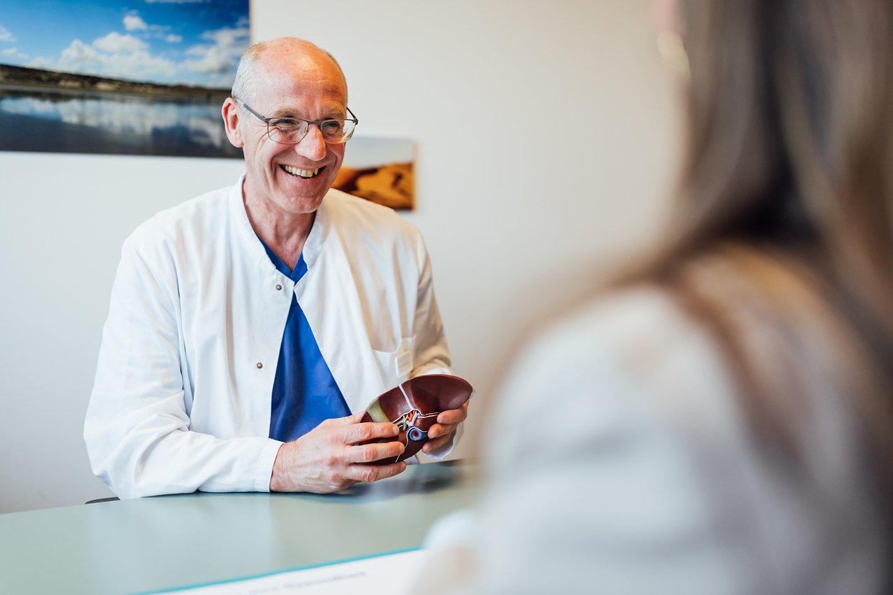 Prof. Bartels im Patientengespräch mit Lebermodell