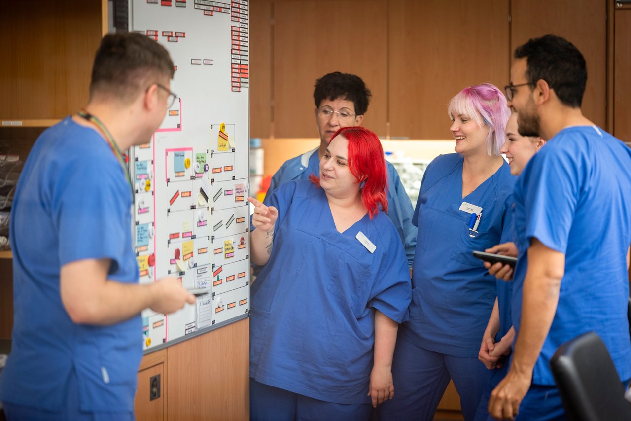 Eine interdisziplinäre Teambesprechung im Stationsstützpunkt