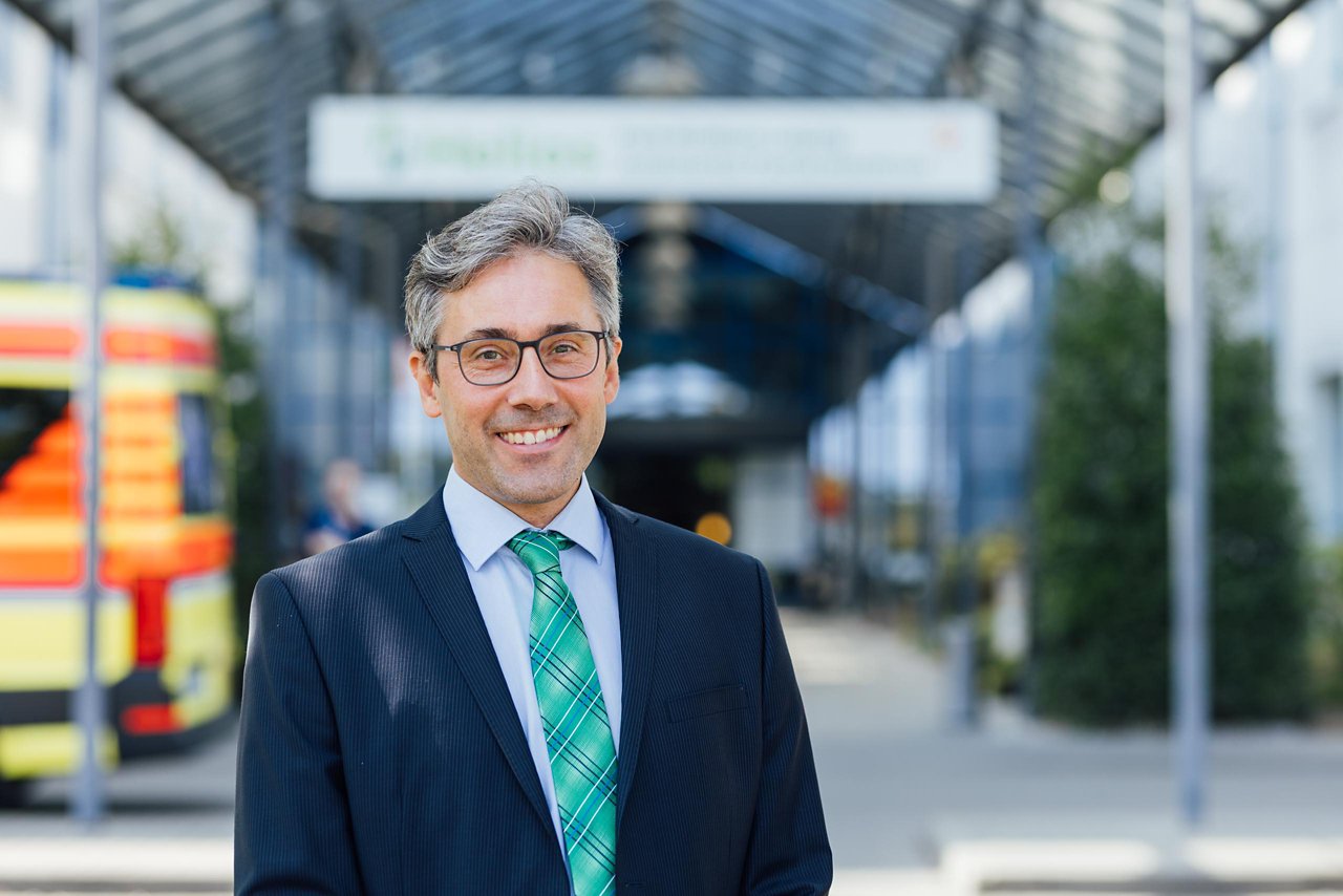 Dr. Hantsch vor der Klinik