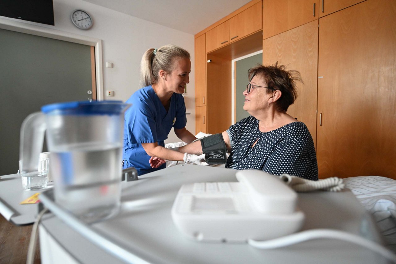 Blutdruckmessung bei Patientin
