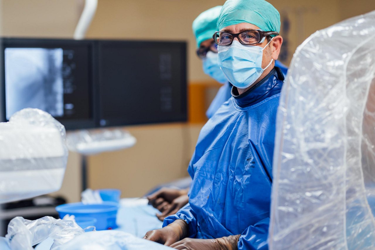 Priv.-Doz. Dr. Michael Moche im Operationssaal