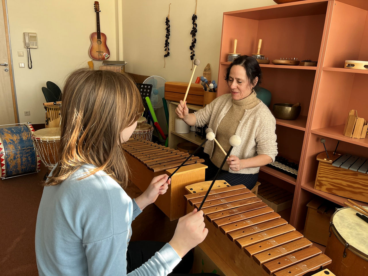 Musiktherapie schafft Verbindung zwischen Jung und Alt: Generationsübergreifendes Singen am Helios Park-Klinikum Leipzig 