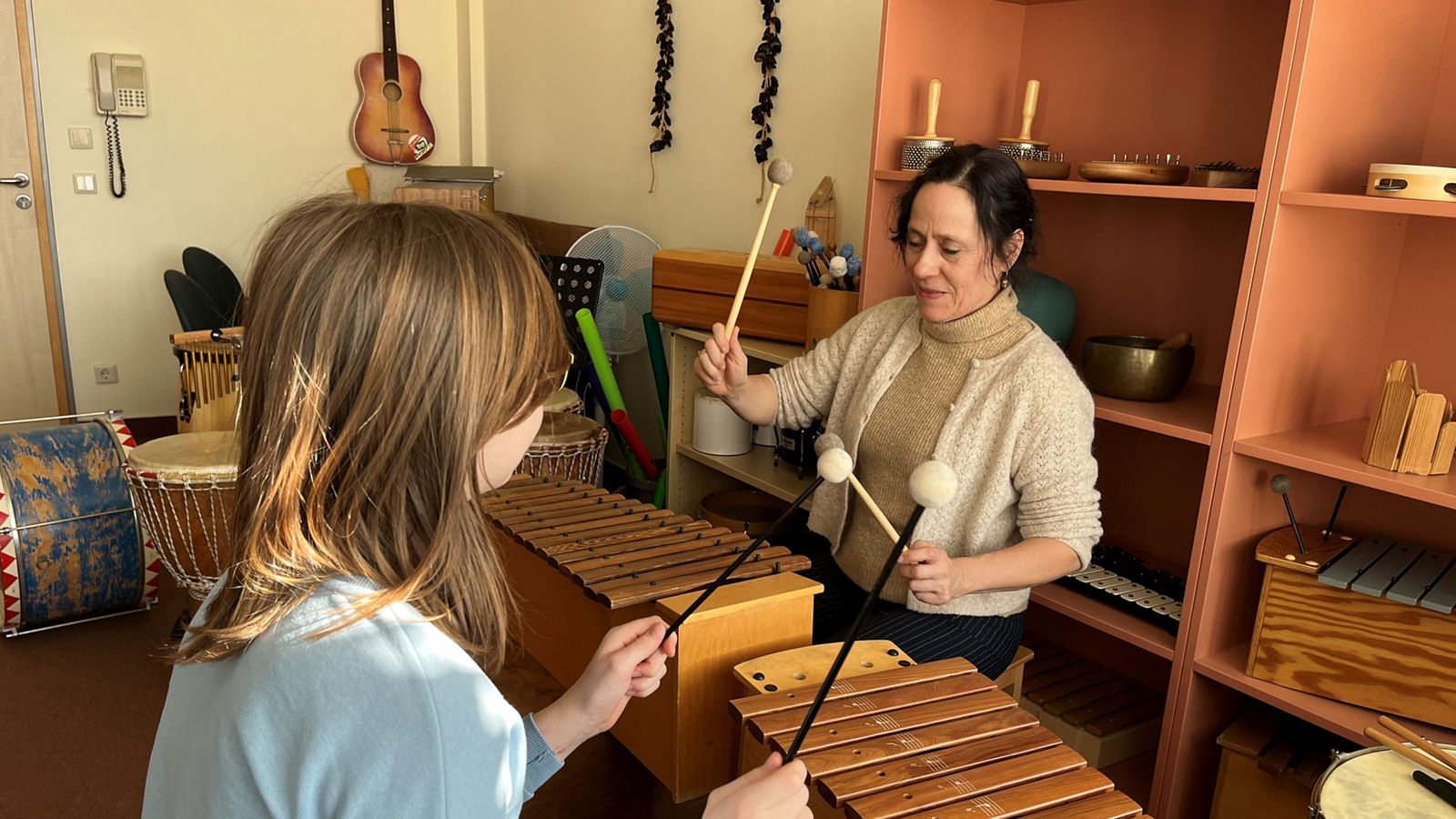 Musiktherapeutin Viola Grandke in ihrem Therapieraum