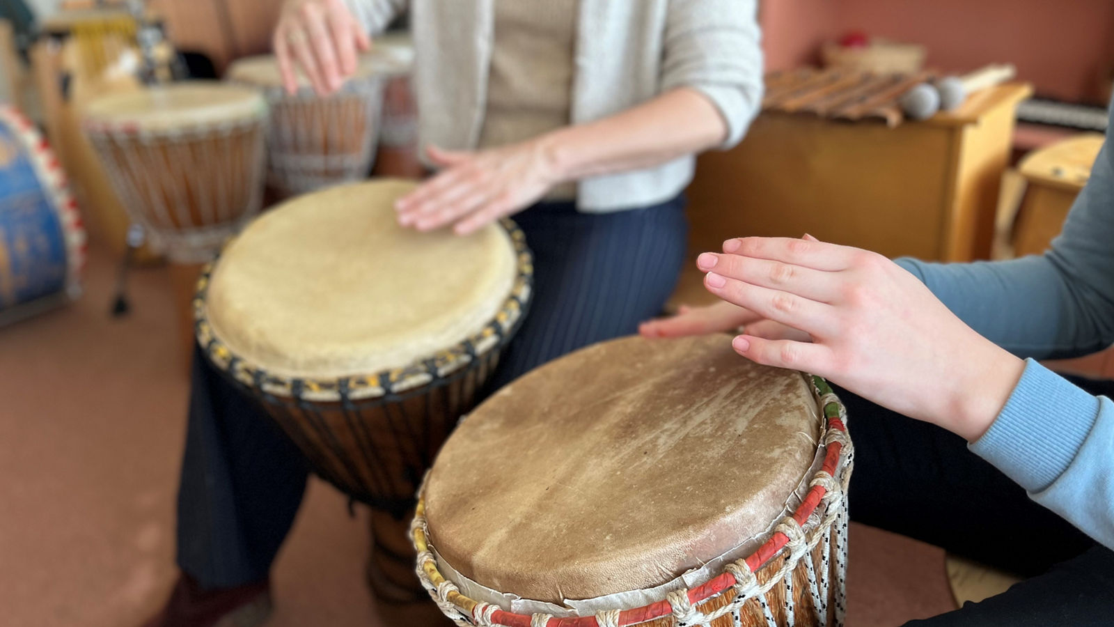 Ob Trommeln, Klavier oder Harfe: Das Instrumentenportfolio der Musiktherapeuten umfasst beinahe alle Instrumententypen 