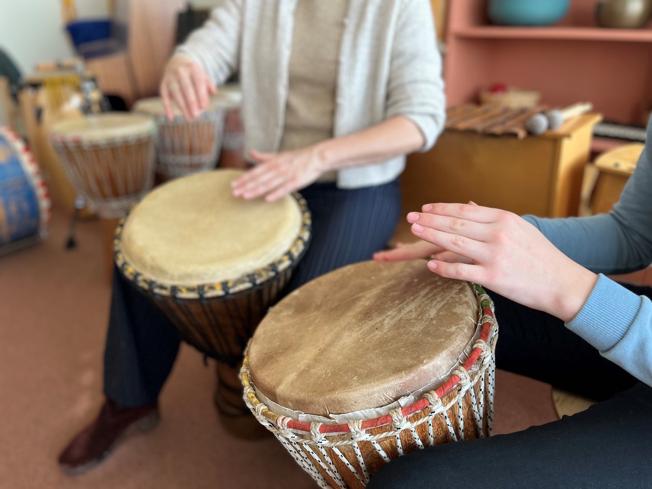 Ob Trommeln, Klavier oder Harfe: Das Instrumentenportfolio der Musiktherapeuten umfasst beinahe alle Instrumententypen 