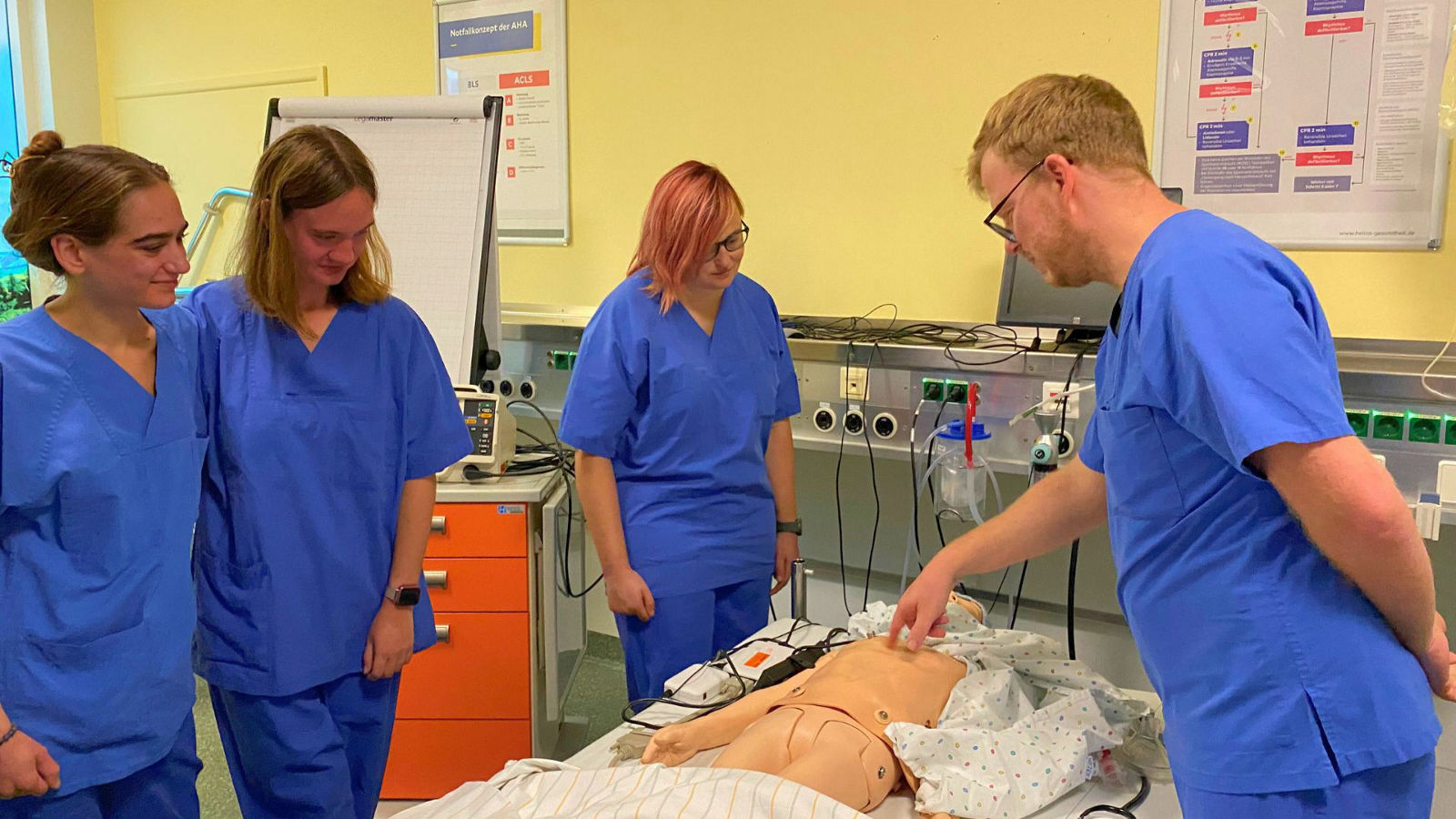 Schichtwechsel 2025: Gemeinsame Reanimation an einer Puppe