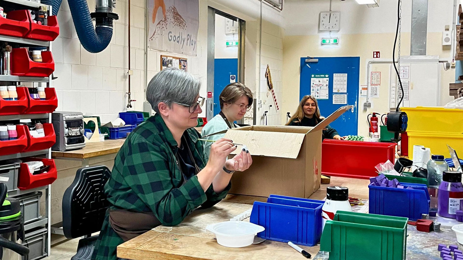 Gemeinsame Arbeit in den Lindenwerkstätten in Panitzsch